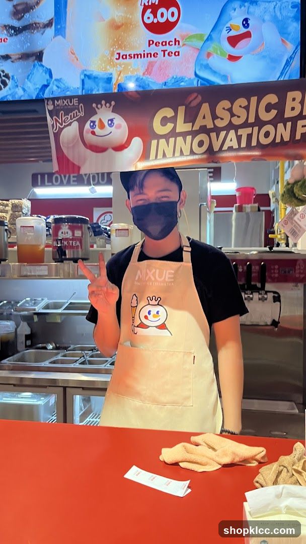 Staff at Mixue