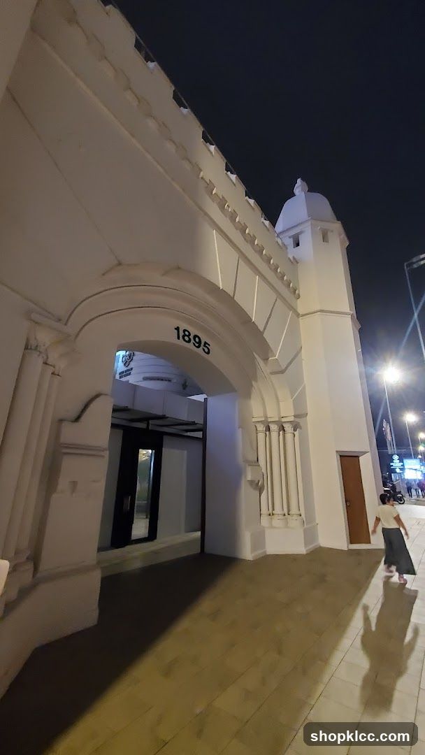 Gate Plaza (North entrance)