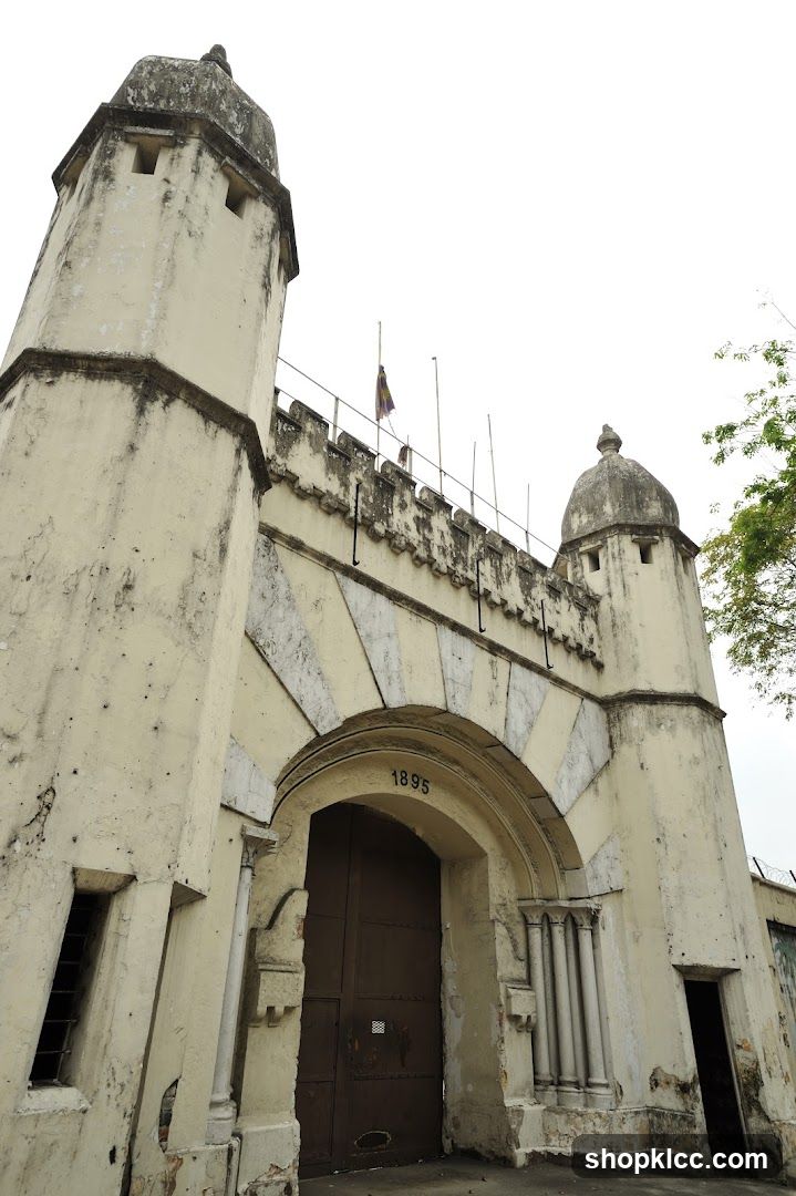Gate Plaza (North entrance)