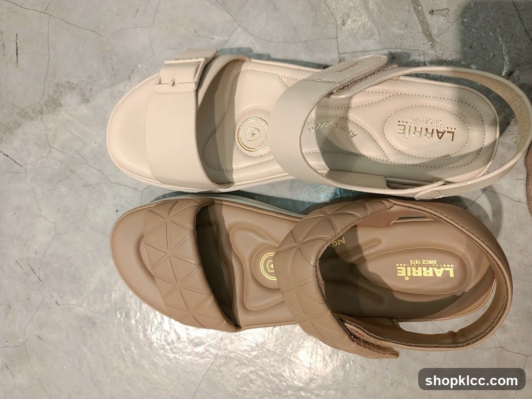LARRiE Sandals