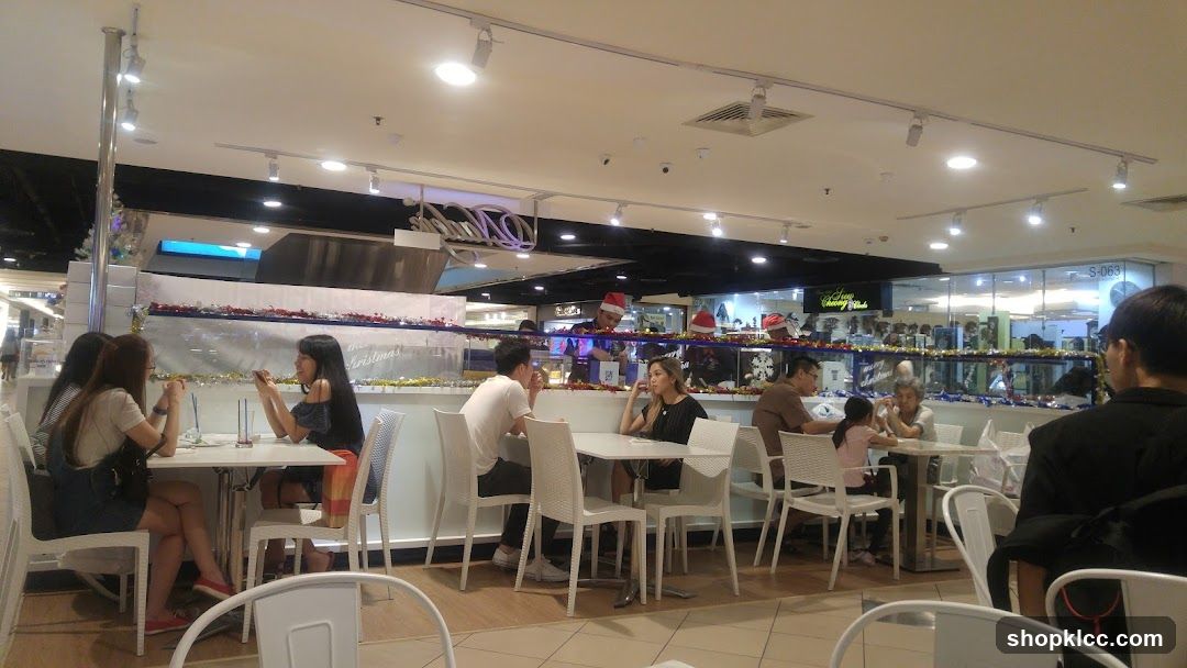 Diners at a cafe