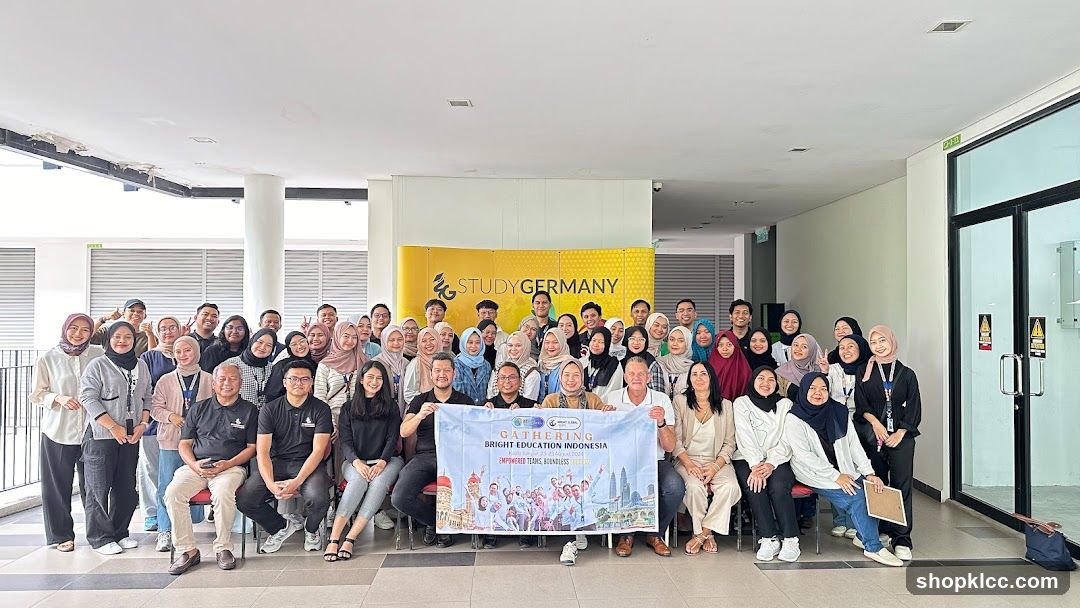 Group Photo with Study Germany Banner