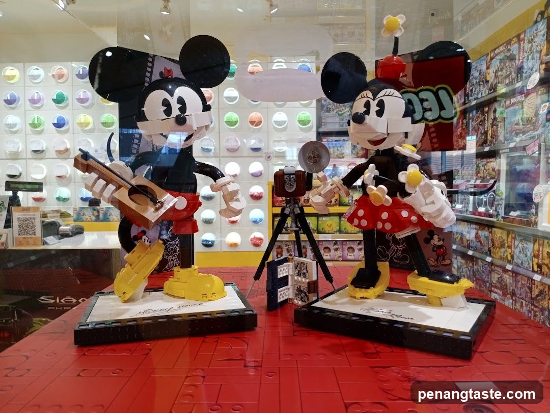Lego Mickey and Minnie Mouse Display