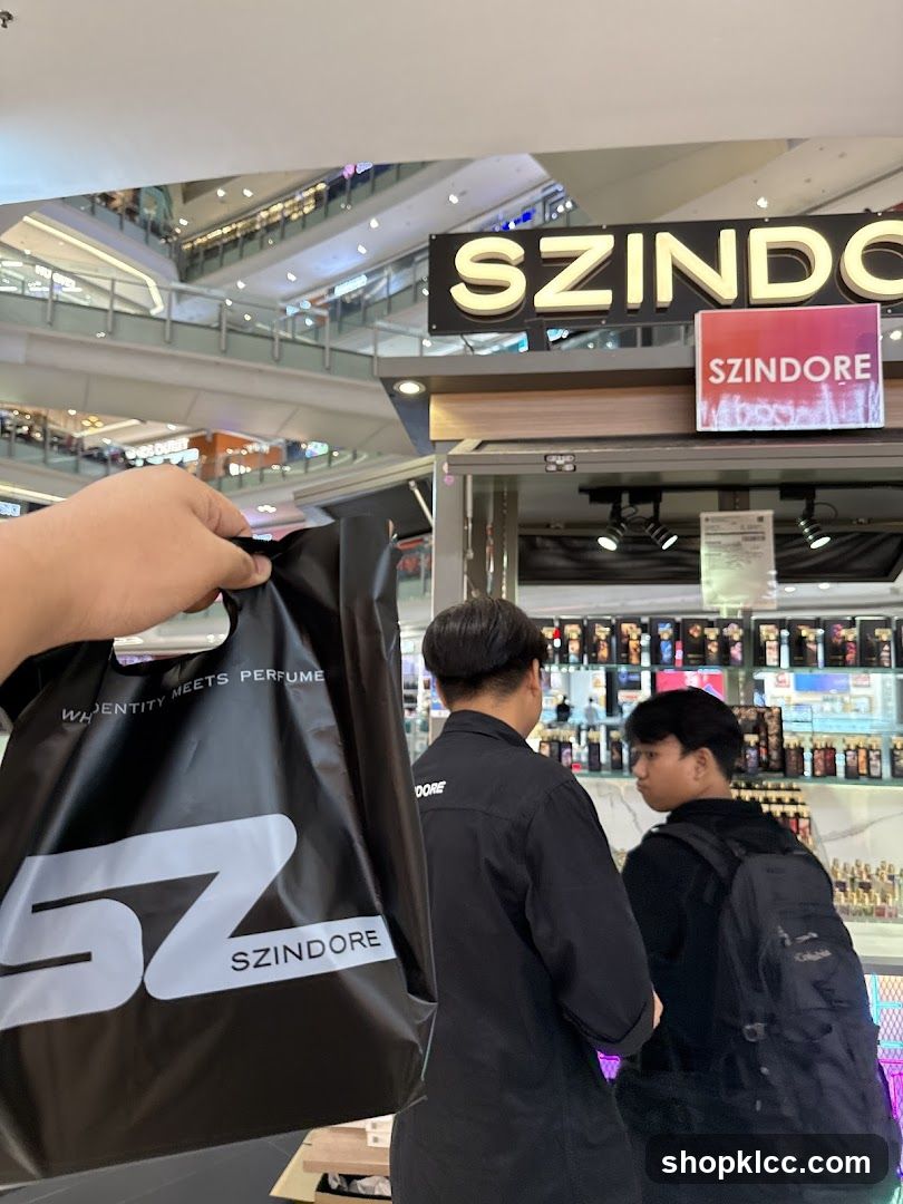 SZINDORE Shopping Bag and Store Interior