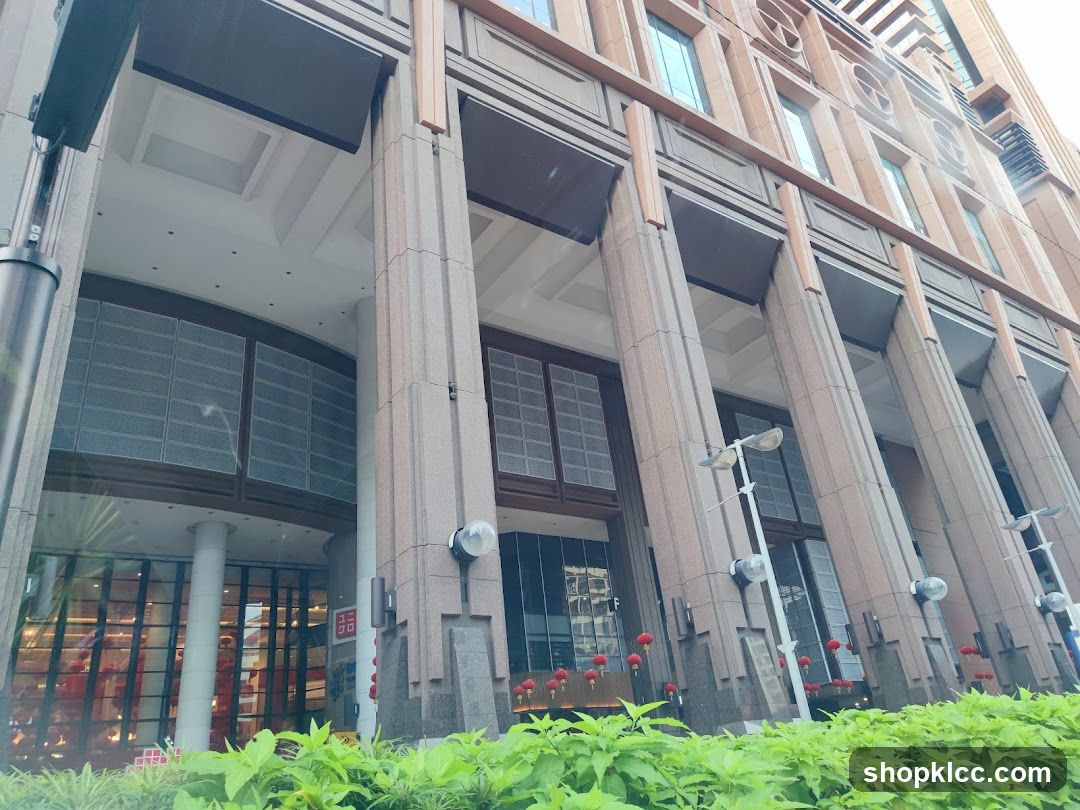 Uniqlo Storefront