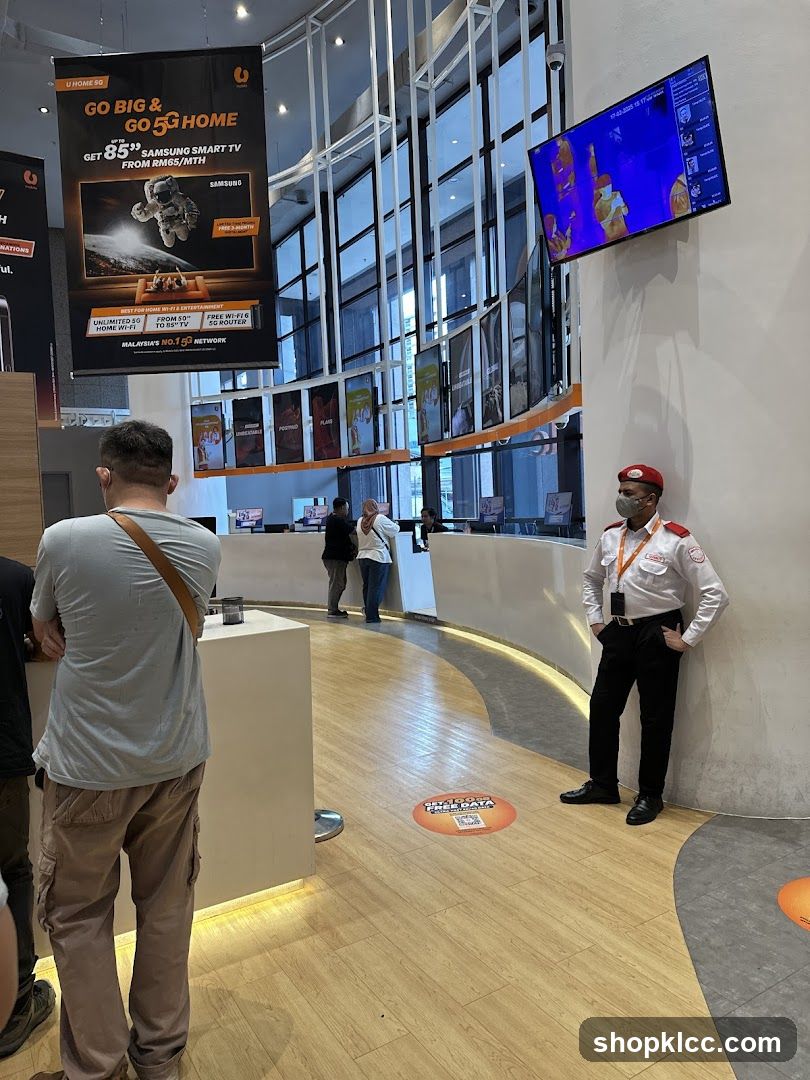 U HOME 5G Store Interior