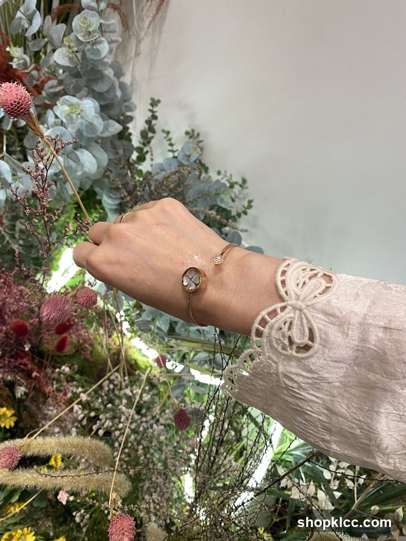Bracelet with floral motif