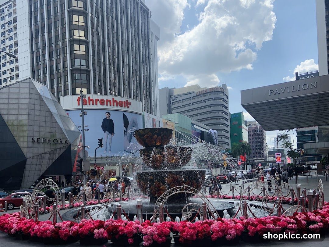 Fountain in front of Fahrenheit and Pavilion