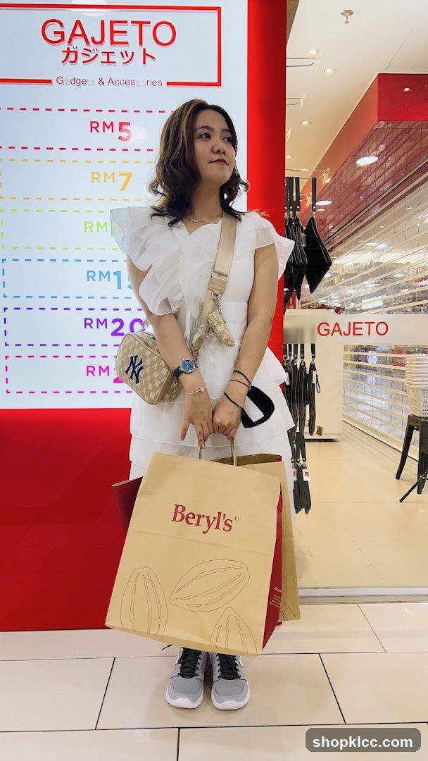 Woman holding shopping bags in front of a store