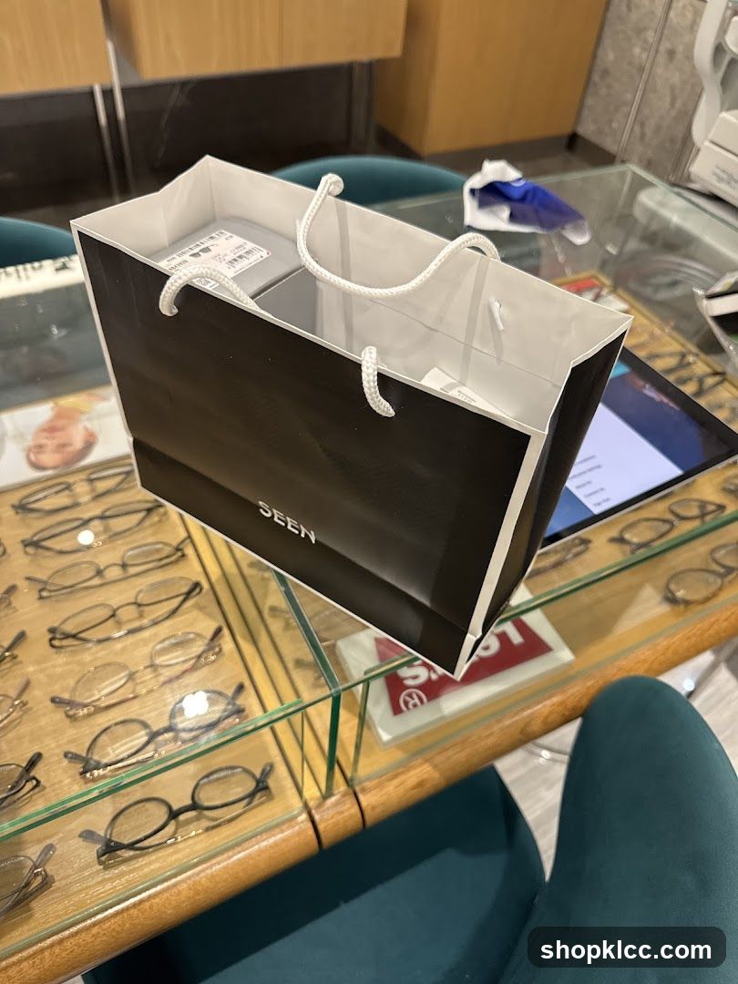 Shopping Bag with Eyeglasses Display
