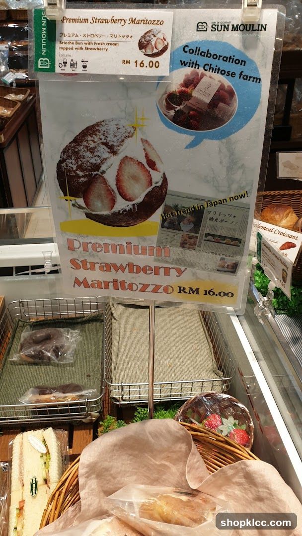 Premium Strawberry Maritozzo