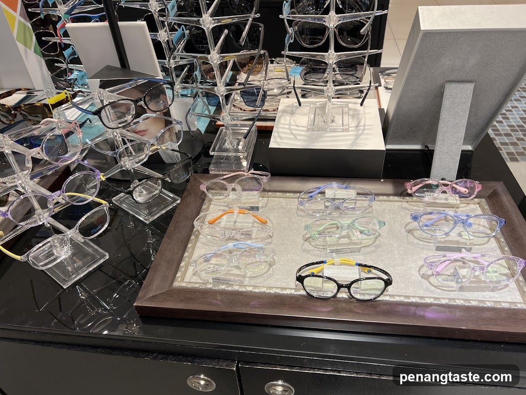 Eyeglasses Display