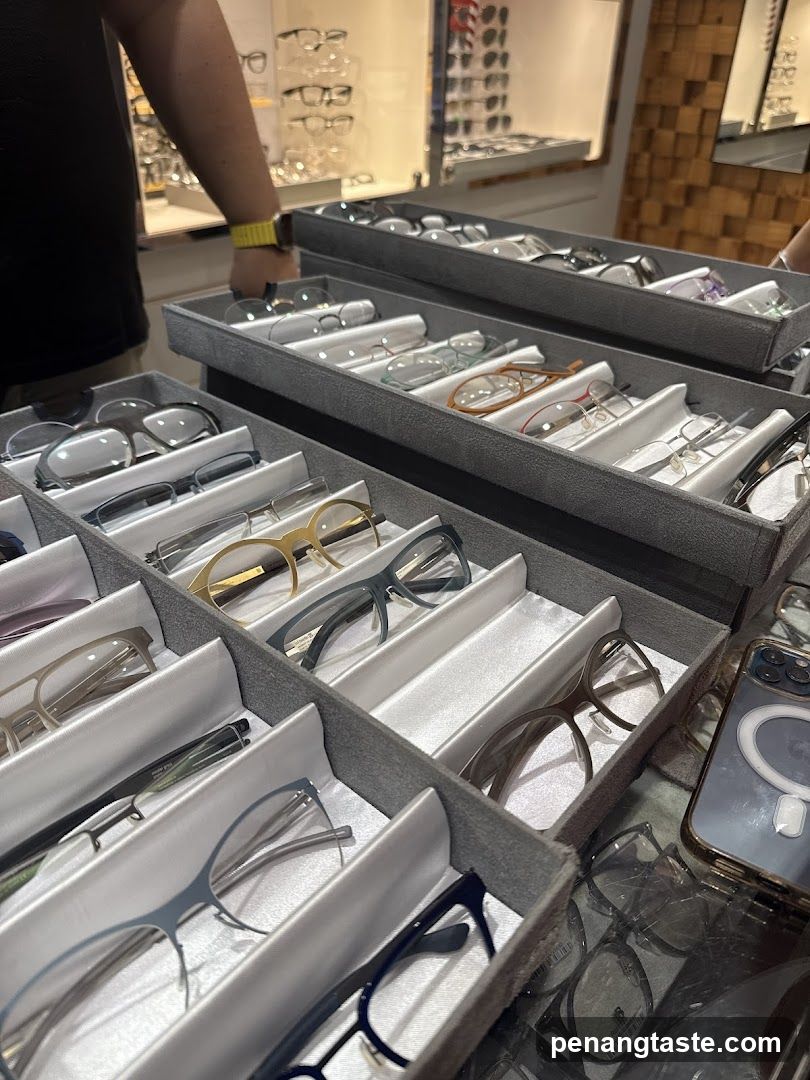 Eyeglasses Display
