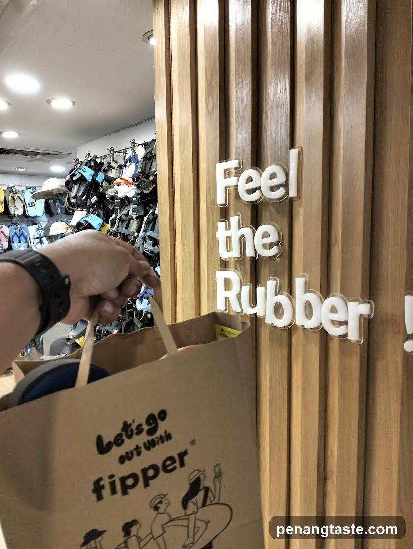 Shopping bag with "fipper" logo and wall decor