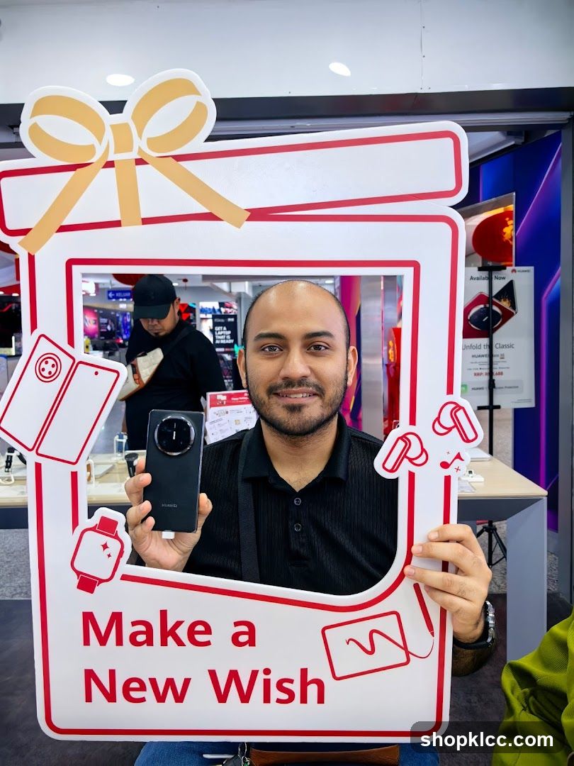 Man holding a Huawei phone in a gift-shaped frame