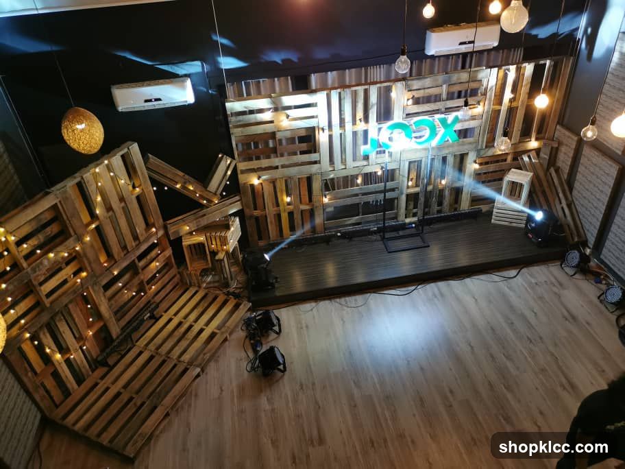 Stage with Pallet Decor