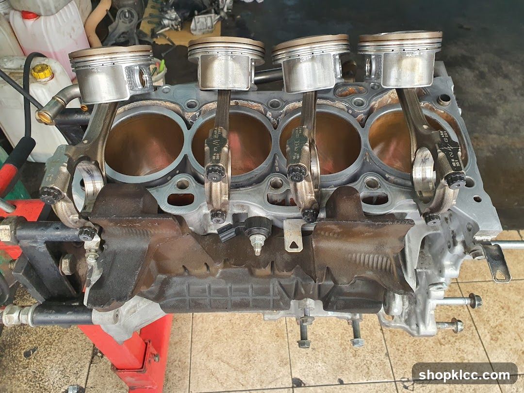 Engine Block with Pistons and Connecting Rods