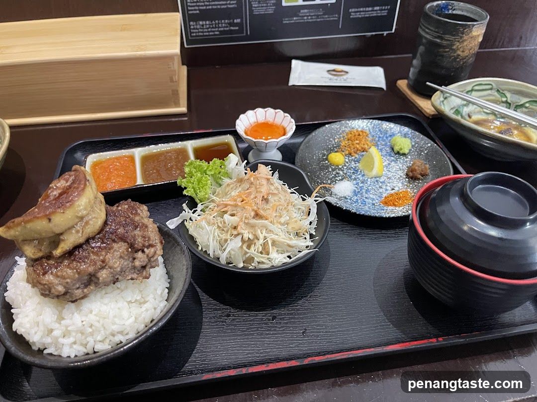 Hamburger steak with foie gras and rice