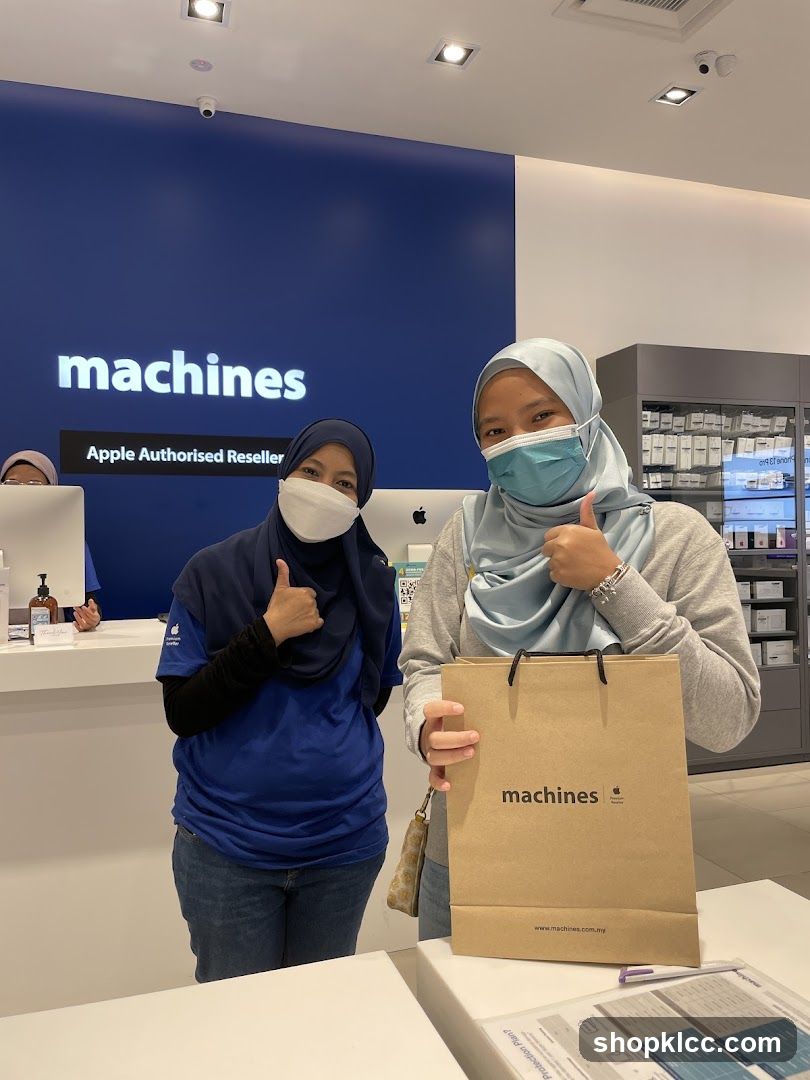 Customers at Machines Apple Reseller