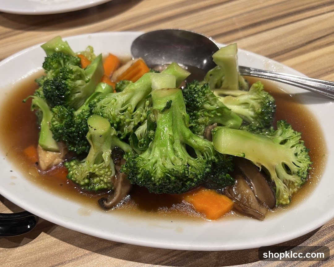 Stir-fried Broccoli with Carrots and Mushrooms