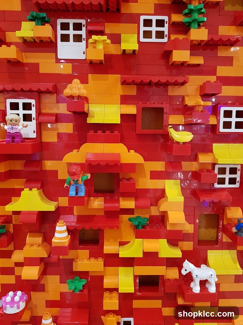 Lego Construction with Figures
