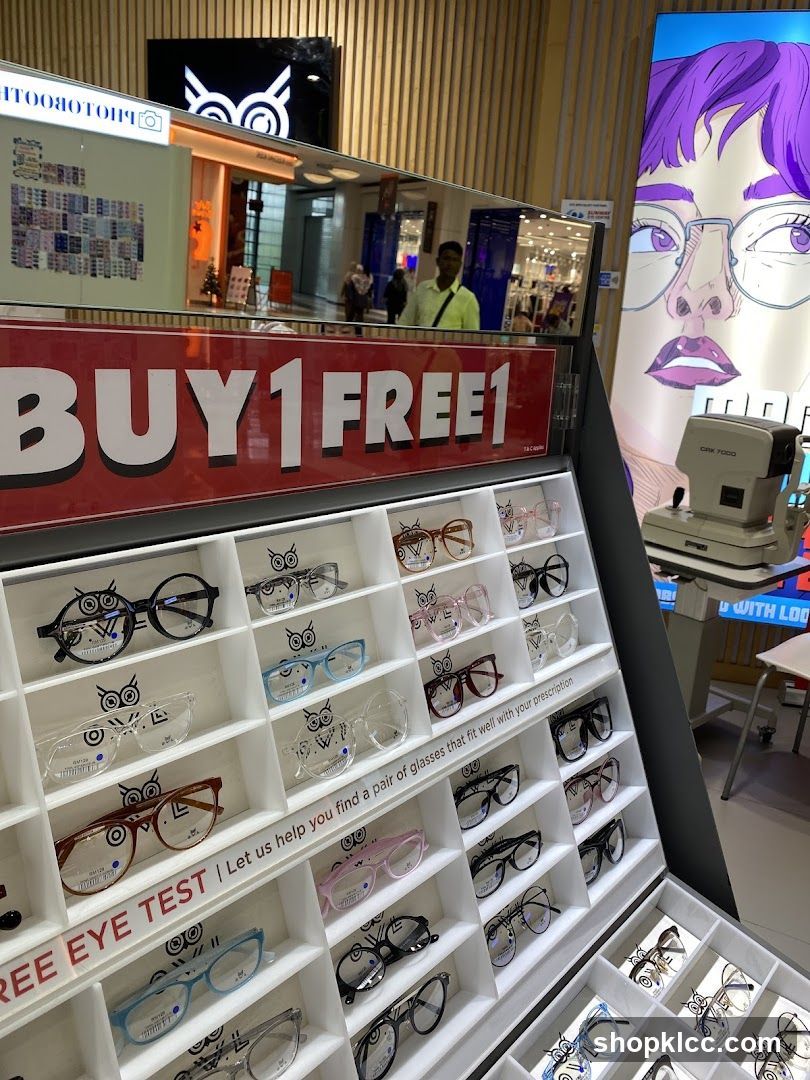 Eyewear display with promotion