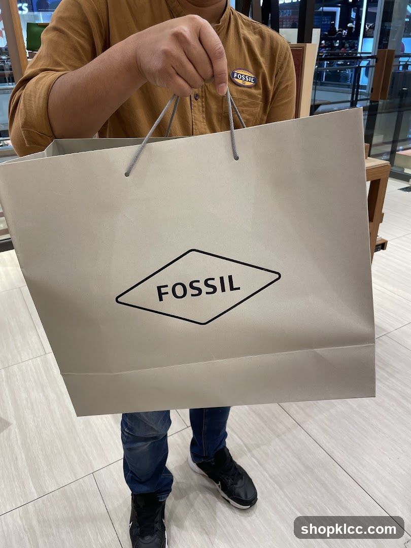 Person holding a Fossil shopping bag