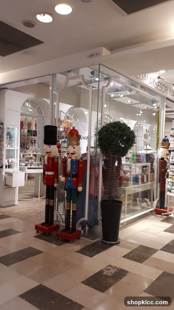 Nutcracker Decor in Mall Storefront