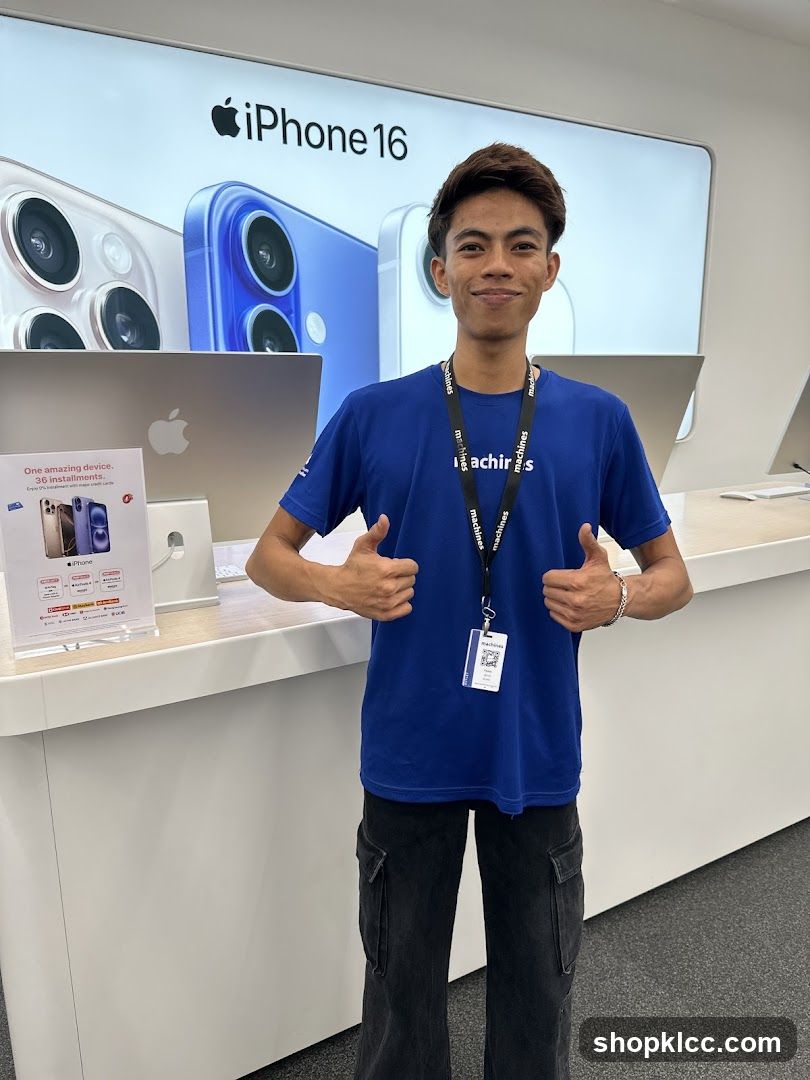 Employee giving thumbs up in Apple store