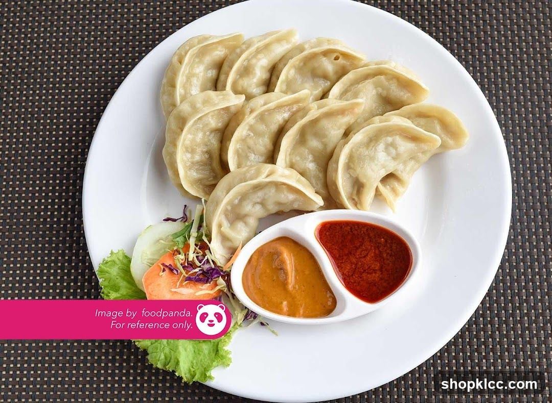 Steamed Momos with Dips