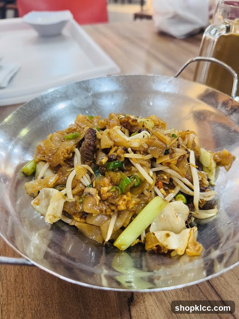 Stir-fried noodles with beef and vegetables