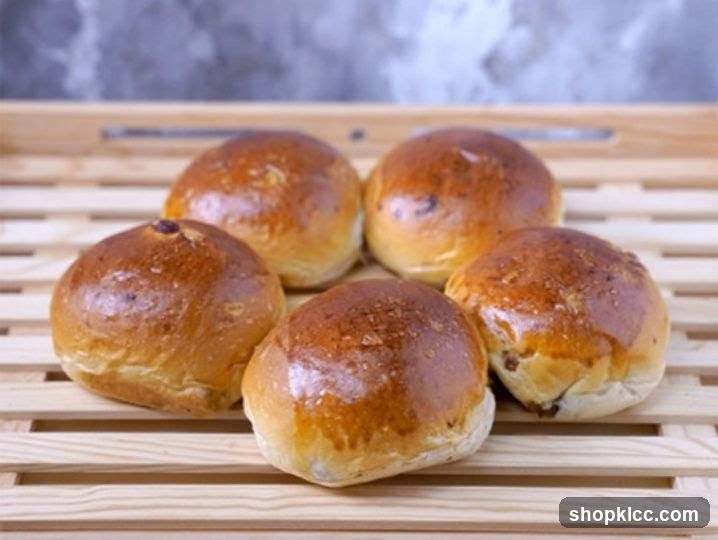 Raisin Buns