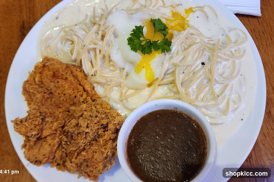 Spaghetti with Fried Chicken and Sauce