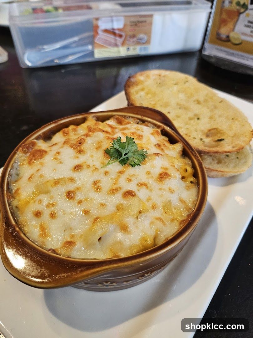 Macaroni and Cheese with Garlic Bread
