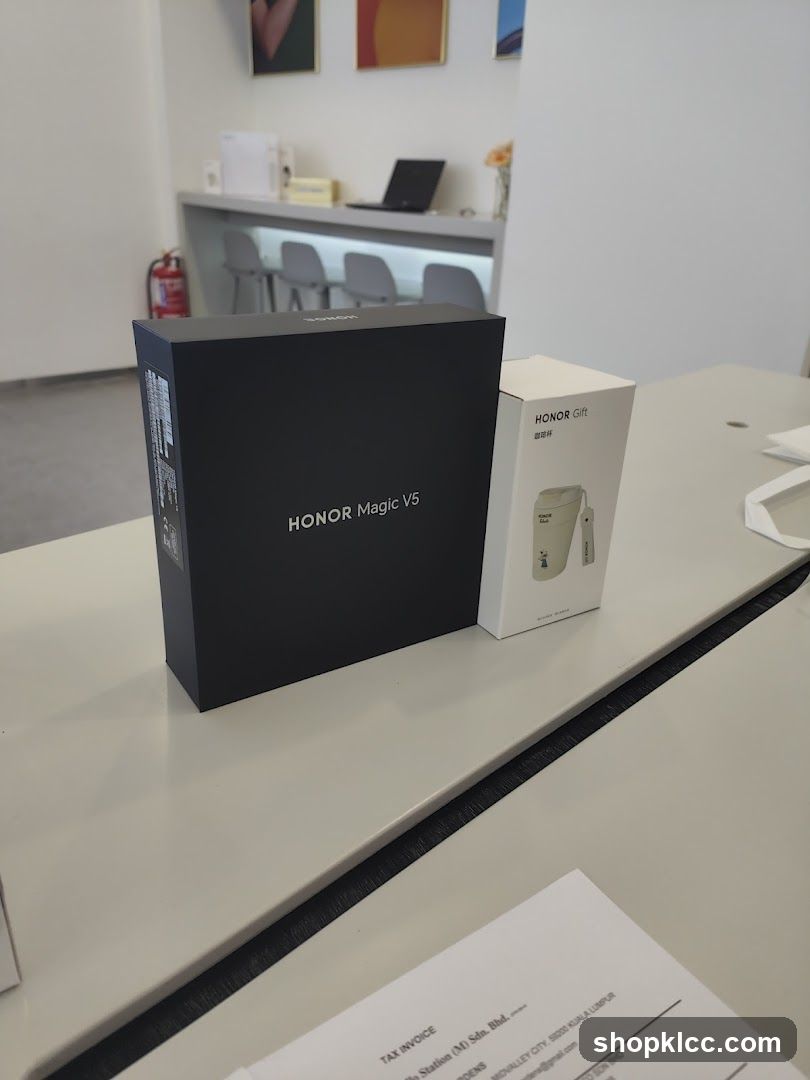 HONOR Magic V5 Box and Gift