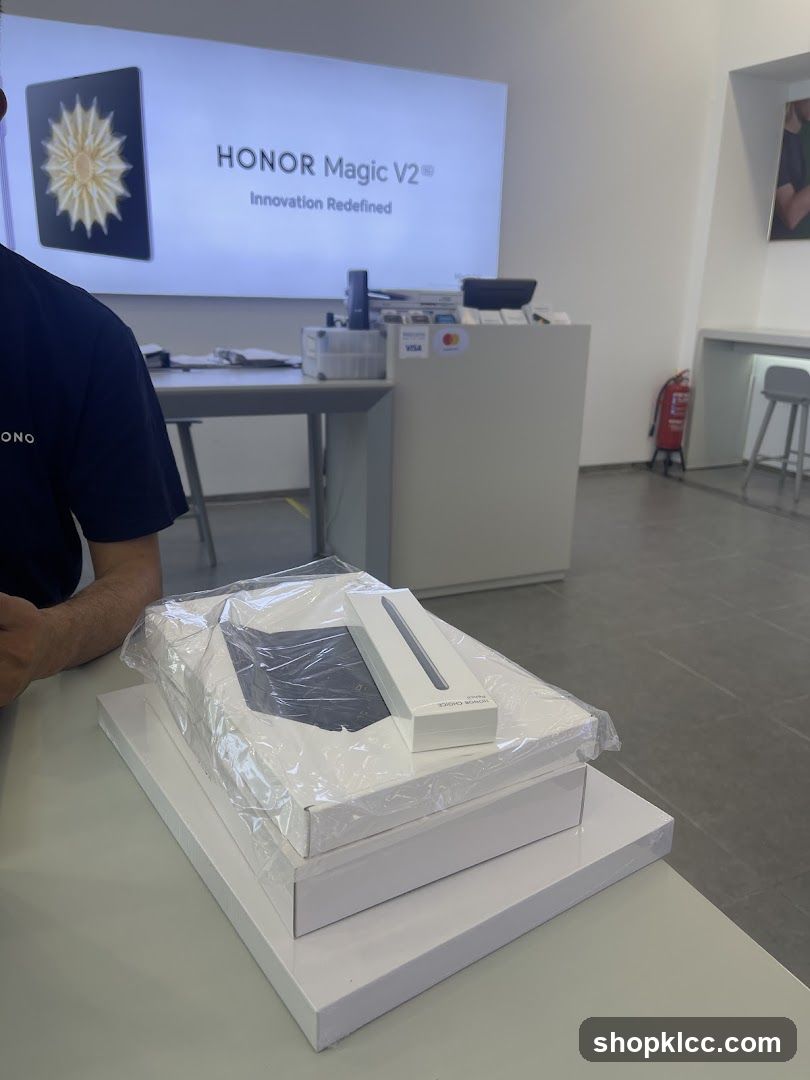 HONOR Magic V2