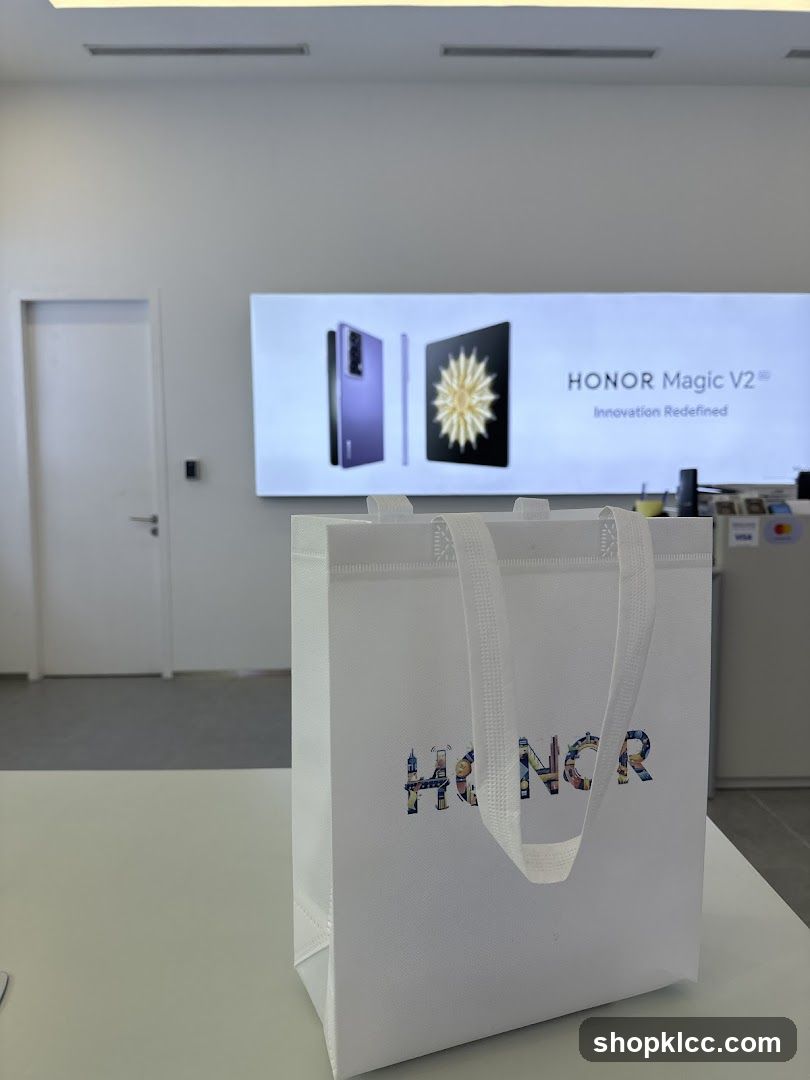 Honor Magic V2 Advertisement