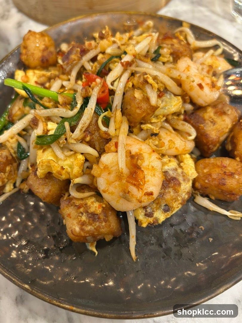 Stir-fried dish with shrimp and bean sprouts