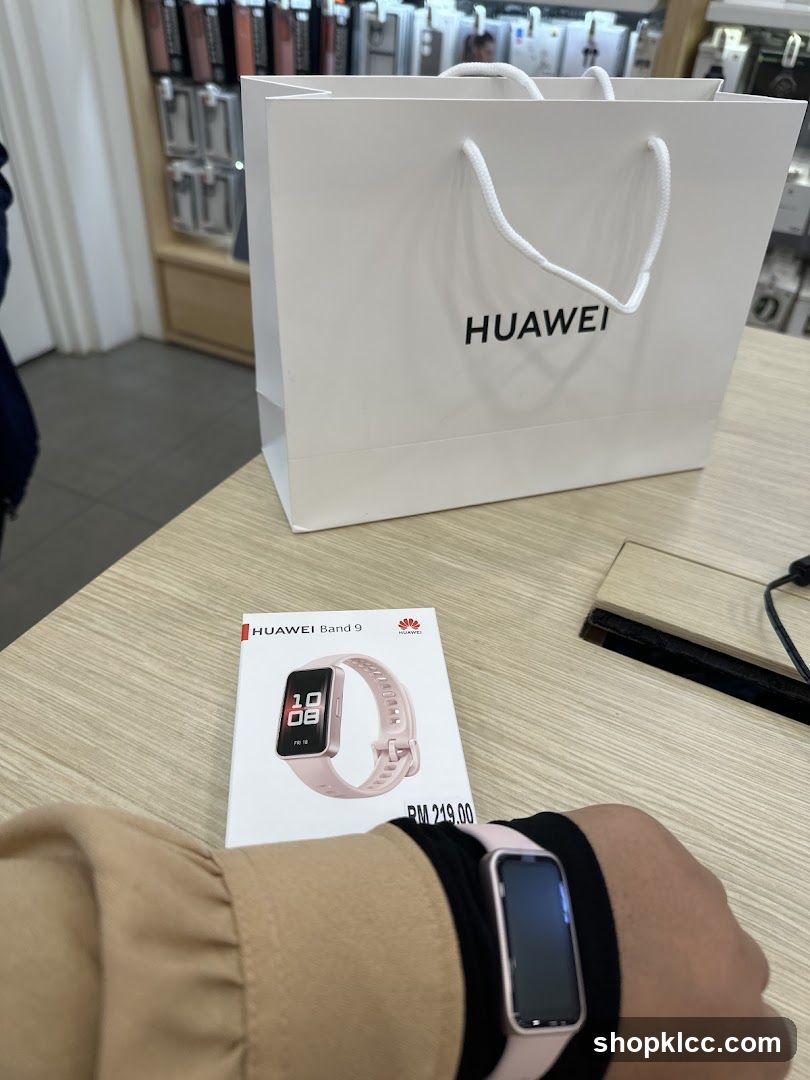 Huawei Band 9 and Shopping Bag