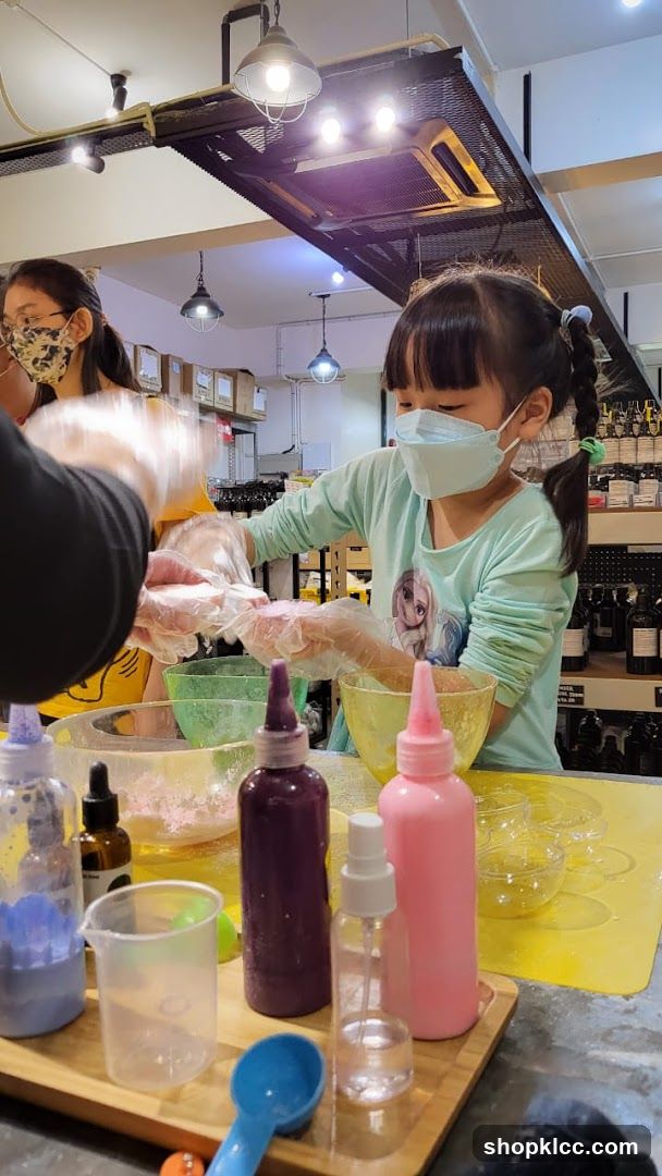 Children making bath bombs