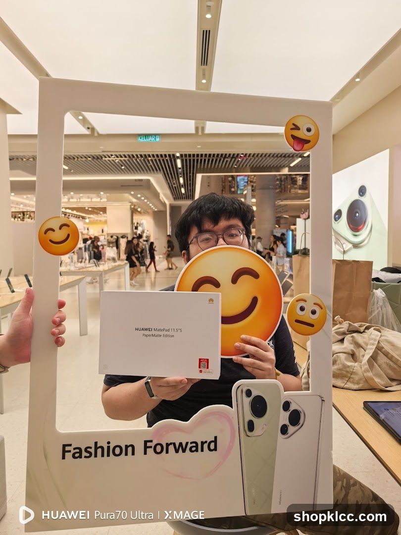 Person holding a Huawei MatePad box