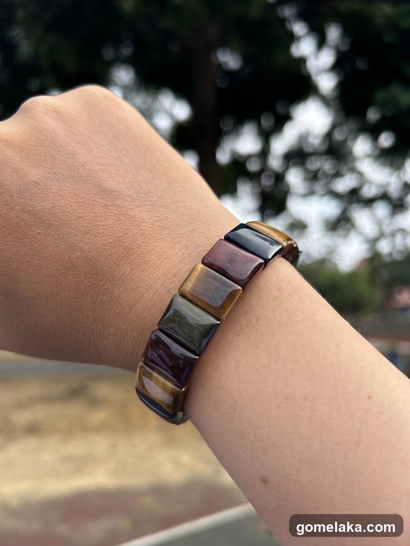 Hand wearing tiger eye bracelet