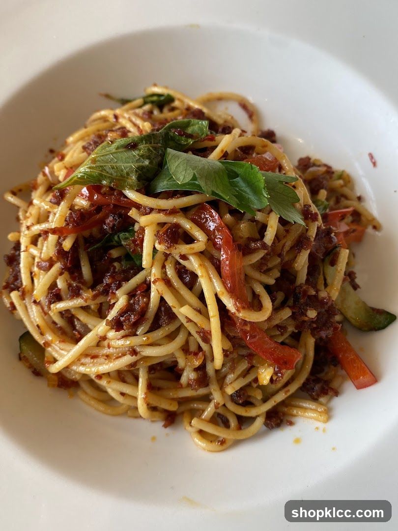 Spaghetti with chili and vegetables