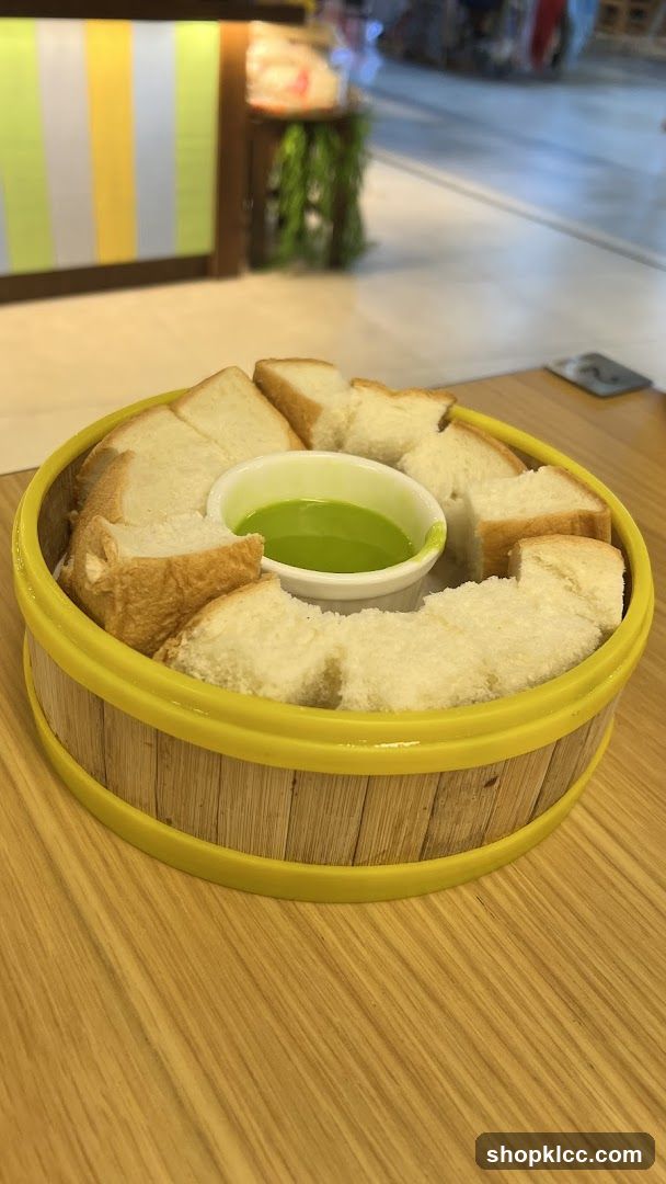 Steamed Bread with Pandan Custard