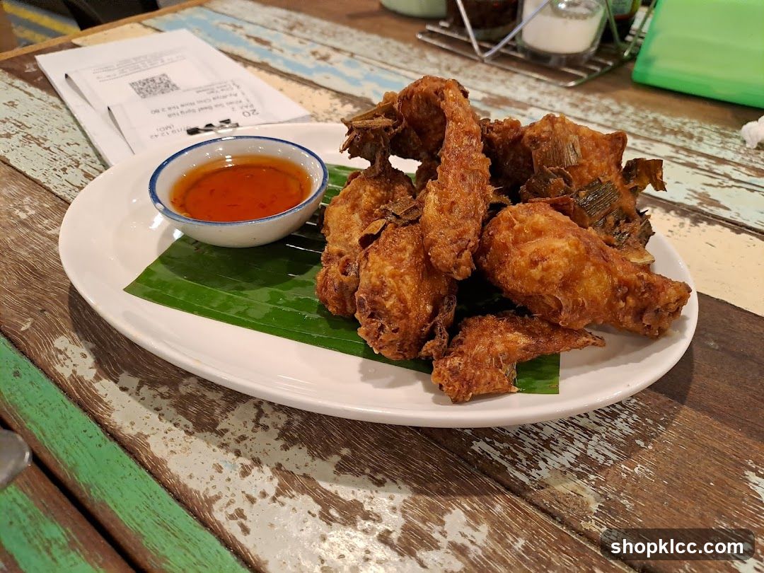 Fried Chicken Wings with Dipping Sauce