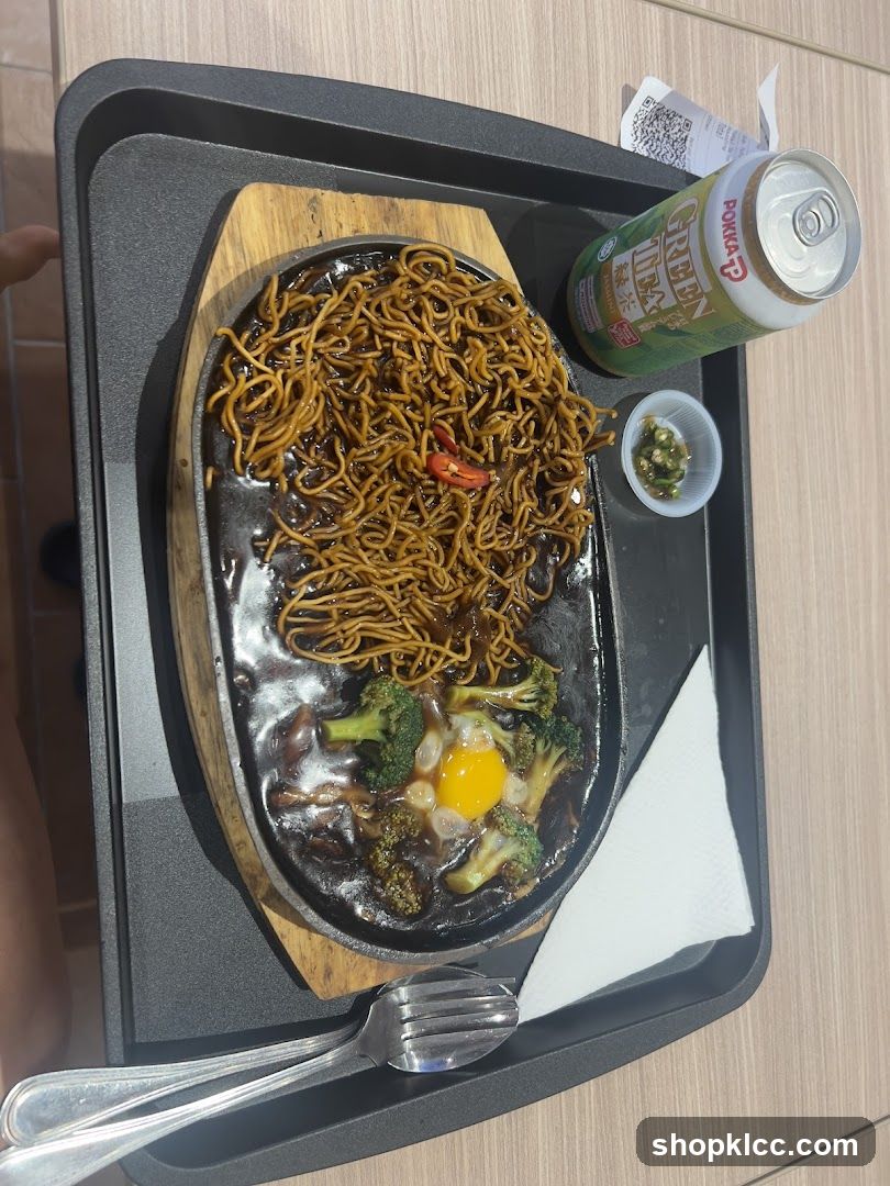 Sizzling Noodles with Egg and Broccoli
