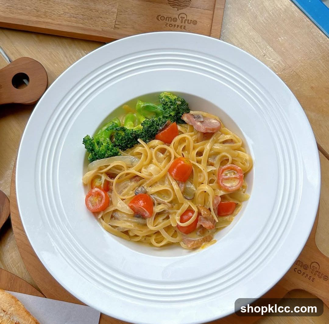 Creamy Pasta with Broccoli and Tomatoes