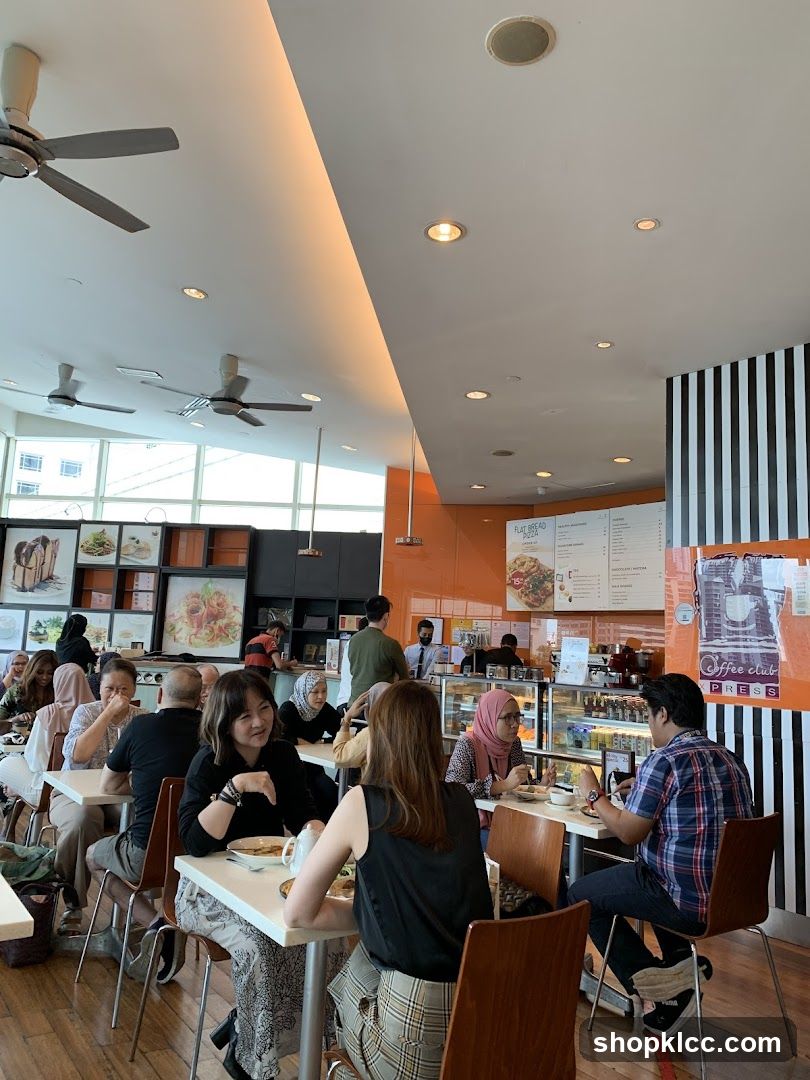 Diners at a cafe