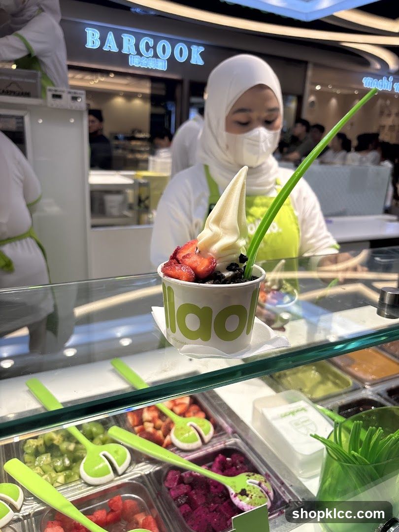 Frozen Yogurt with Toppings