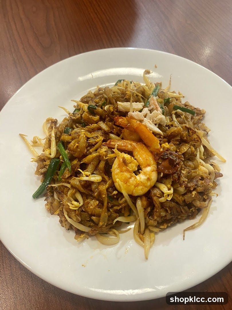Stir-fried noodles with shrimp and crab meat